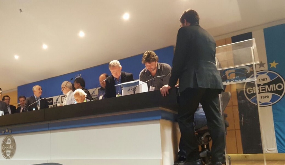 Oposição vence eleições para presidência do Conselho